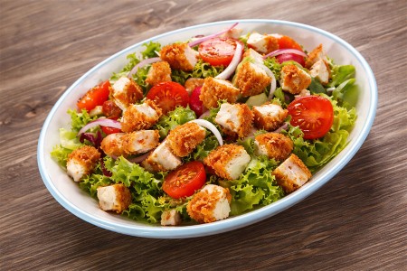 Salată cu Pui Crocant