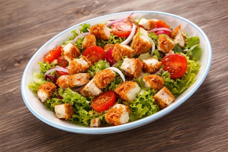 Salată cu Pui Crocant