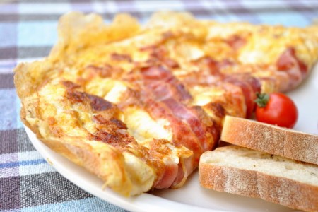 Omletă cu Șuncă și Cașcaval Omletă cu Șuncă și Cașcaval